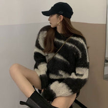 画像をギャラリービューアに読み込む, オーバーフィット モヘア風 ゼブラ ニット 2色