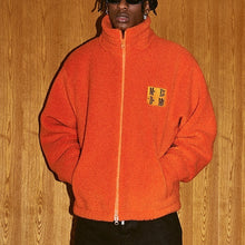 画像をギャラリービューアに読み込む, MEDM ロゴ刺繍 スタンドアップカラー ボア フリースジャケット