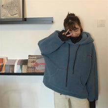 画像をギャラリービューアに読み込む, 羊のようなもこもこ●胸元英字●トレーナー