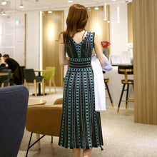 画像をギャラリービューアに読み込む, ラメ入り ニットワンピース ストライプVネック ひざ丈ワンピース 秋冬