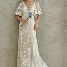 画像をギャラリービューアに読み込む, Vネック フリル袖 レースウエディングドレス 二次会 フォト