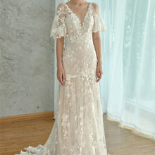 画像をギャラリービューアに読み込む, Vネック フリル袖 レースウエディングドレス 二次会 フォト