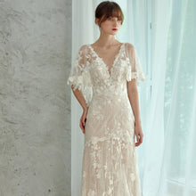 画像をギャラリービューアに読み込む, Vネック フリル袖 レースウエディングドレス 二次会 フォト
