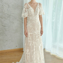 画像をギャラリービューアに読み込む, Vネック フリル袖 レースウエディングドレス 二次会 フォト