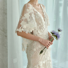 画像をギャラリービューアに読み込む, Vネック フリル袖 レースウエディングドレス 二次会 フォト